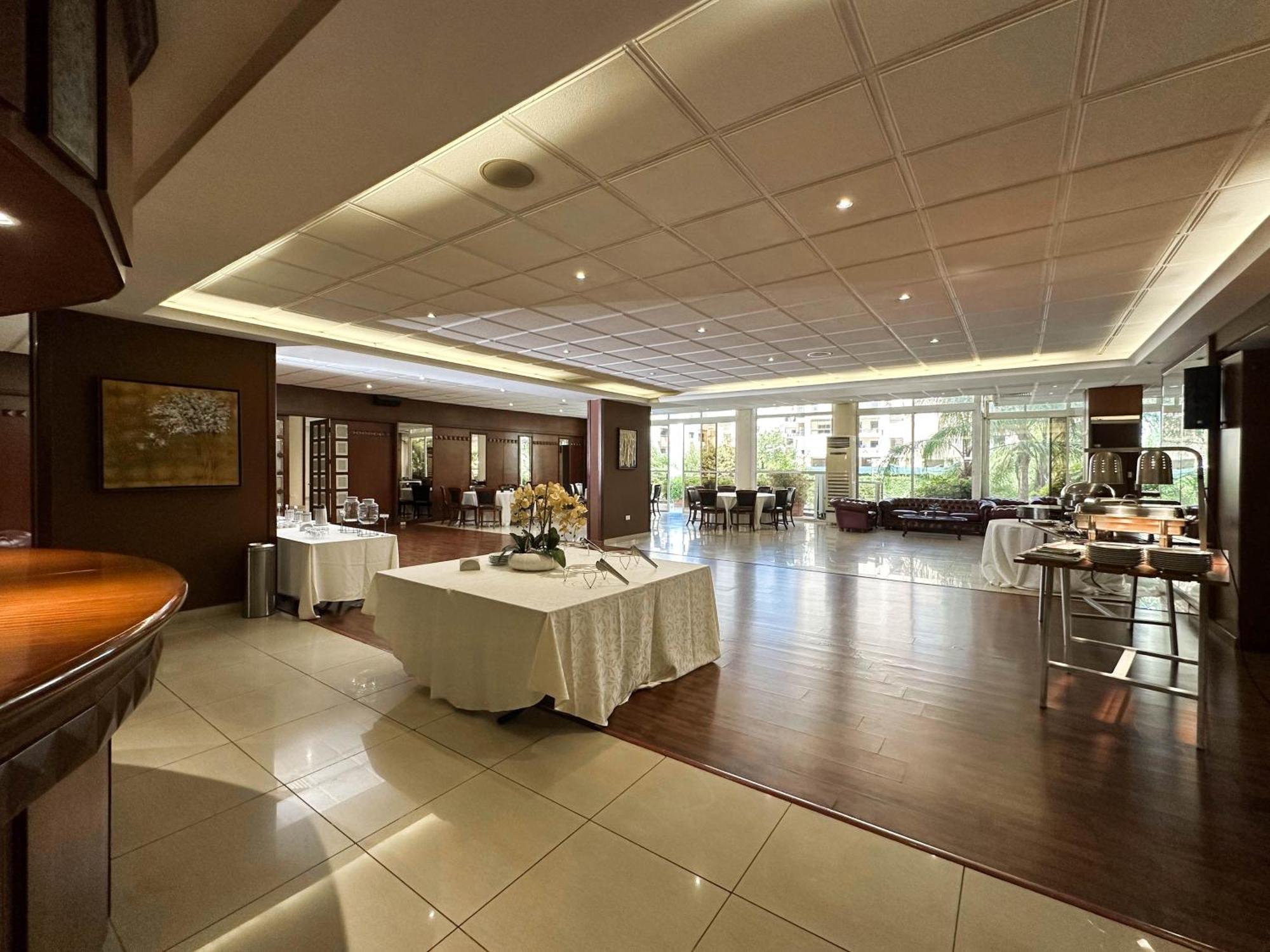 Cosmopolitan Hotel Бейрут Екстериор снимка